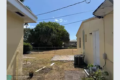 958 W 4th St, Riviera Beach, FL 33404 - Photo 9