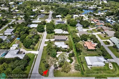 702  Lake Dr, Sebastian, FL 32958 - Photo 3