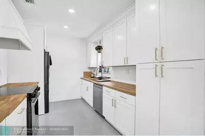 810 SW 26th Ct, Fort Lauderdale, FL 33315 - Photo 9