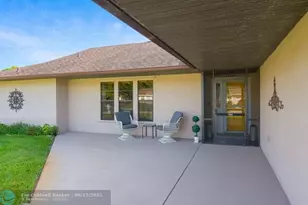 886 S E O'Donnell Ln, Port Saint Lucie, FL 34983 - Photo 5