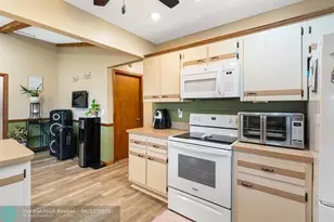 886 S E O'Donnell Ln, Port Saint Lucie, FL 34983 - Photo 17