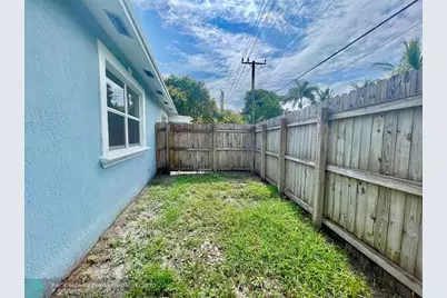 100 NE 12th St, Fort Lauderdale, FL 33304 - Photo 23