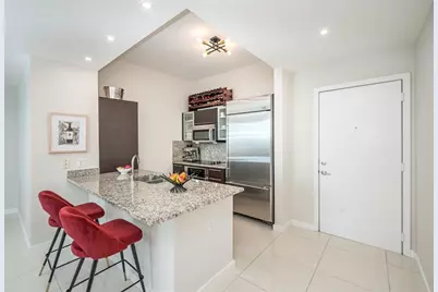 950  Brickell Bay Dr, Unit #5205, Miami, FL 33131 - Photo 9