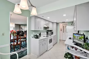 1100 St Charles Pl, Pembroke Pines, FL 33026 - Photo 9