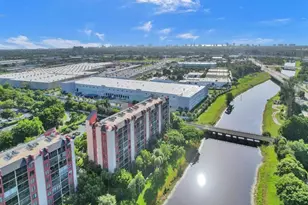 2200 S Cypress Bend Dr, Pompano Beach, FL 33069 - Photo 5