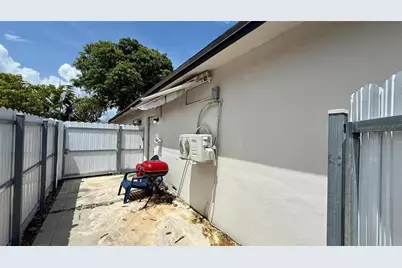 8231 SW 9th St, North Lauderdale, FL 33068 - Photo 23