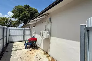 8231 SW 9th St, North Lauderdale, FL 33068 - Photo 23