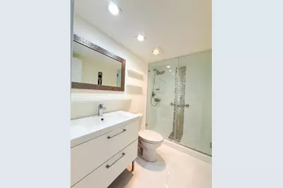 1000  Parkview Dr, Unit #319, Hallandale Beach, FL 33009 - Photo 17