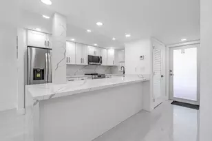 9811 N Hollybrook Lake Dr, Pembroke Pines, FL 33025 - Photo 13