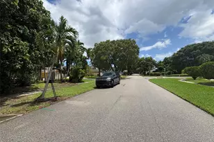 2109 Pinehurst Dr, West Palm Beach, FL 33407 - Photo 9