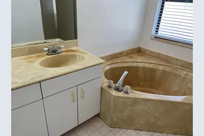 371  Mohawk Ln, Boca Raton, FL 33487 - Photo 23