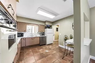 1711 NE 40th Ct, Oakland Park, FL 33334 - Photo 9