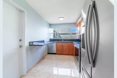 942 NE 199th St, Unit #401, Miami, FL 33179 - Photo 9