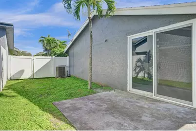 967 NW 89th Ave, Plantation, FL 33324 - Photo 17