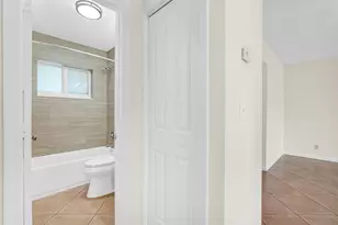 1658 NE 34th St, Oakland Park, FL 33334 - Photo 13