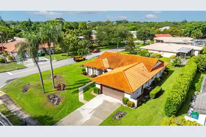 10072  Ramblewood Dr, Coral Springs, FL 33071 - Photo 47