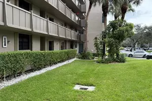 900 Colony Point Cir, Pembroke Pines, FL 33026 - Photo 3