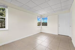 261 NE 45th St, Oakland Park, FL 33334 - Photo 37