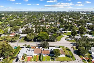 824 N Golf Dr, Hollywood, FL 33021 - Photo 19