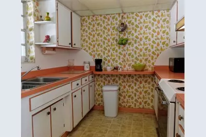 136  Greenbrier Dr, Palm Springs, FL 33461 - Photo 3