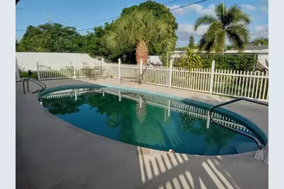 136  Greenbrier Dr, Palm Springs, FL 33461 - Photo 13