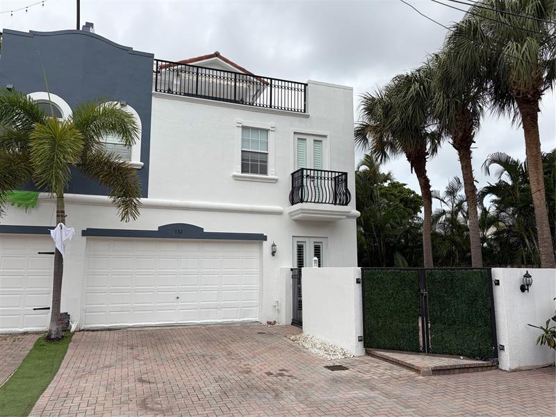 732 NE 15th Ave main architectural view