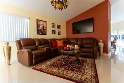 8927 NW 111th Ter, Hialeah, FL 33018 - Photo 3