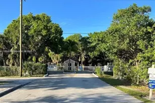 2400 NW 33rd St, Oakland Park, FL 33309 - Photo 15