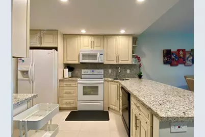 3800  Oaks Clubhouse Dr, Unit #311, Pompano Beach, FL 33069 - Photo 5