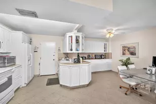 800 NE 195th St, Miami, FL 33179 - Photo 11