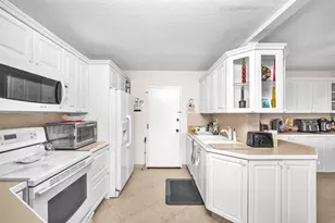 800 NE 195th St, Miami, FL 33179 - Photo 13