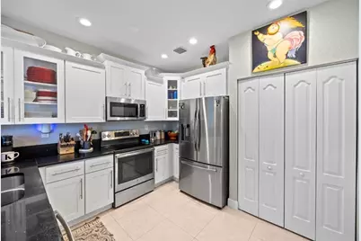 325 NE 34th St, Oakland Park, FL 33334 - Photo 5