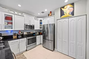 325 NE 34th St, Oakland Park, FL 33334 - Photo 5