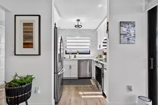 1000 Colony Point Cir, Pembroke Pines, FL 33026 - Photo 11