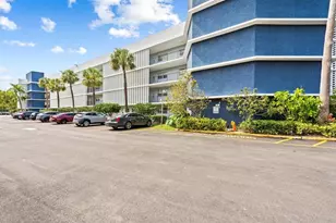 877 NE 195th St, Miami, FL 33179 - Photo 21