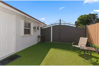 31  Miami Gardens Rd, West Park, FL 33023 - Photo 15