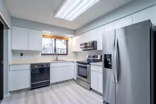 3351 Emerald Oaks Dr, Hollywood, FL 33021 - Photo 11