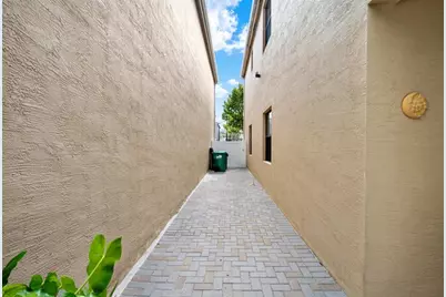 805 NE 191st St, Miami, FL 33179 - Photo 35