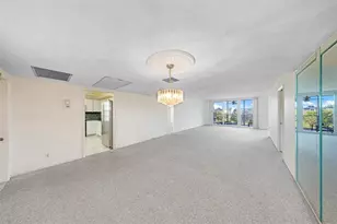 3850 Oaks Clubhouse Dr, Pompano Beach, FL 33069 - Photo 9