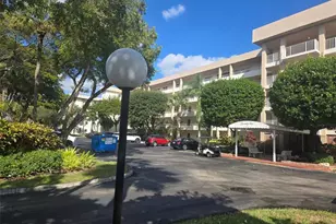 3850 Oaks Clubhouse Dr, Pompano Beach, FL 33069 - Photo 3