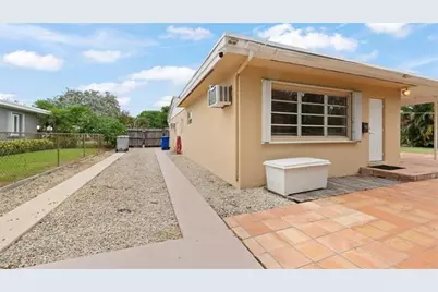 724 NE 2nd St, Pompano Beach, FL 33060 - Photo 11