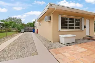 724 NE 2nd St, Pompano Beach, FL 33060 - Photo 11