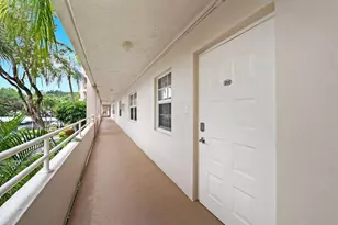 3970 Oaks Clubhouse Dr, Pompano Beach, FL 33069 - Photo 5