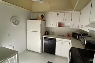 3301 N Country Club Dr, Miami, FL 33180 - Photo 11