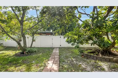 1032 NE 4th Ct, Hallandale Beach, FL 33009 - Photo 19