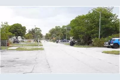 324 NW 42nd St, Oakland Park, FL 33309 - Photo 9