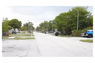 324 NW 42nd St, Oakland Park, FL 33309 - Photo 9