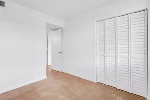 210 Lake Pointe Dr, Oakland Park, FL 33309 - Photo 17