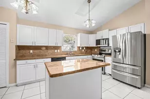 2010 Normandy Cir, West Palm Beach, FL 33409 - Photo 11