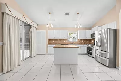 2010  Normandy Cir, West Palm Beach, FL 33409 - Photo 9